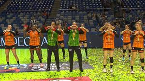 Las jugadoras del Bera Bera celebran el título de Copa bailando sobre la cancha