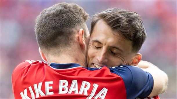 Budimir celebra sus dos goles con su mejor socio Kike Barja (vía @CAOsasuna)