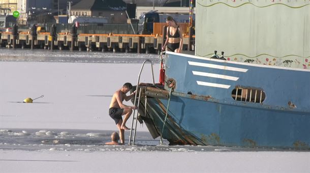Un nadador introduciéndose en las gélidas aguas de Noruega