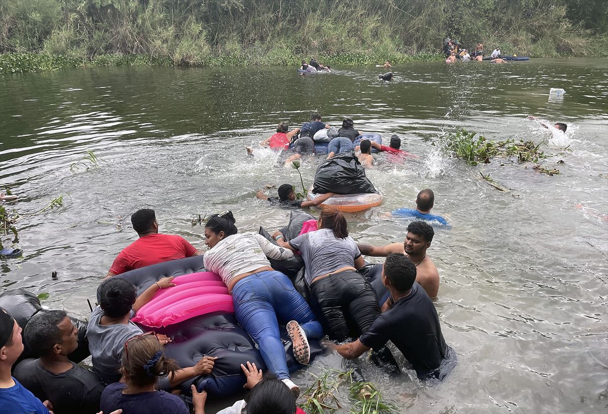 Migrantes cruzando el río Bravo. Foto: EFE.