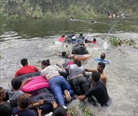 Ehunka migratzaile Bravo ibaia zeharkatzen ari dira, Mexikoko agenteek abisua eman arren