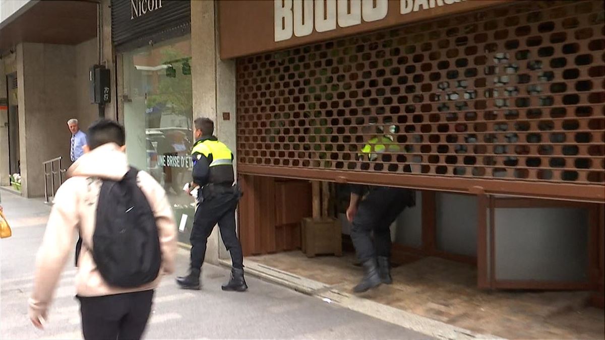 Policías municipales salen del restaurante Burro Canaglia de Bilbao.
