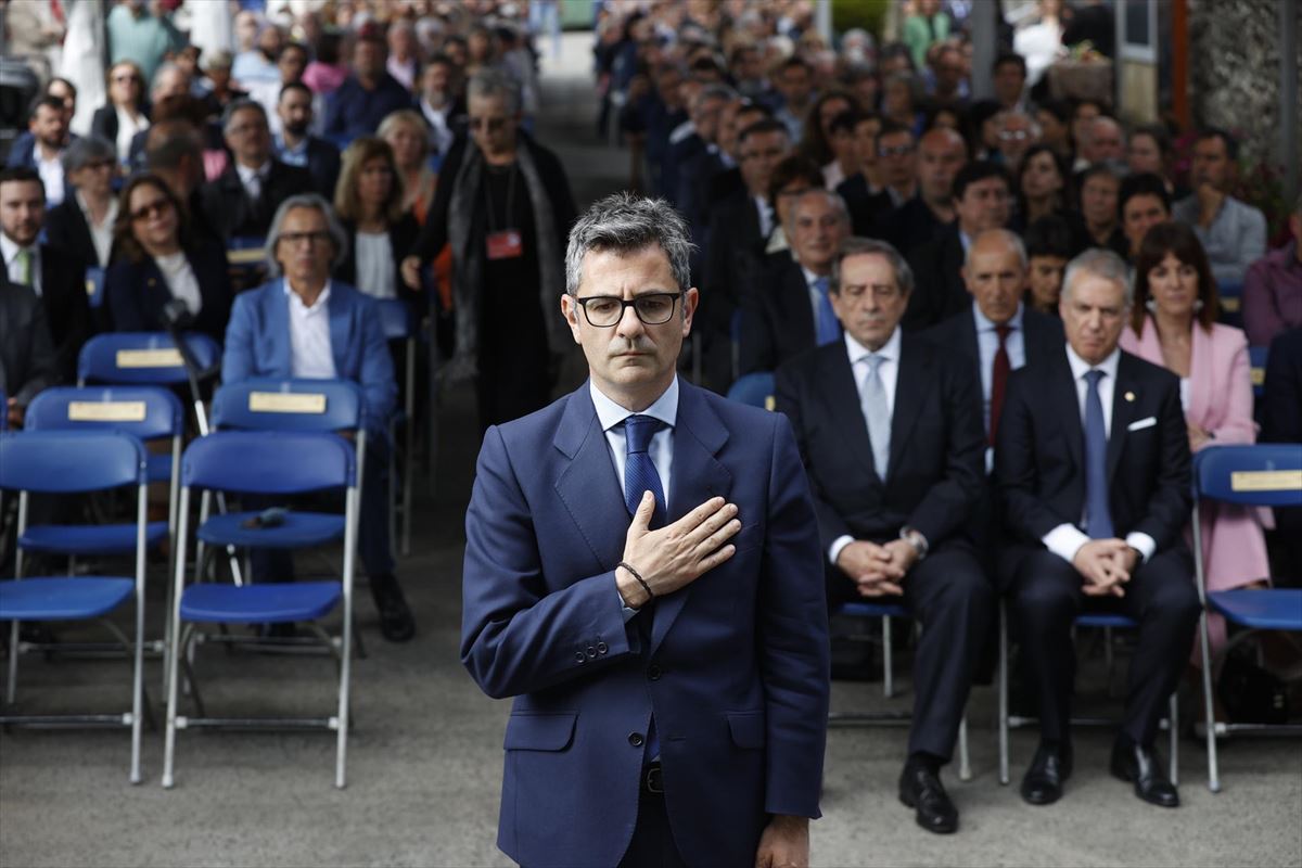 El ministro Félix Bolaños en la ofrenda floral de Gernika. Foto: EFE