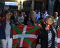 Una marcha silenciosa con velas recorre las calles de Gernika en el 86 aniversario del bombardeo