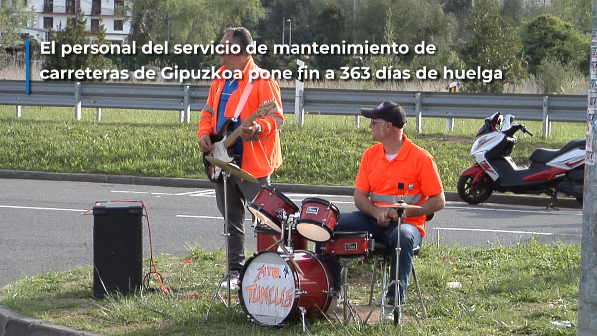 Pancarta de la plantilla de mantenimiento de carreteras de Gipuzkoa. EITB Media