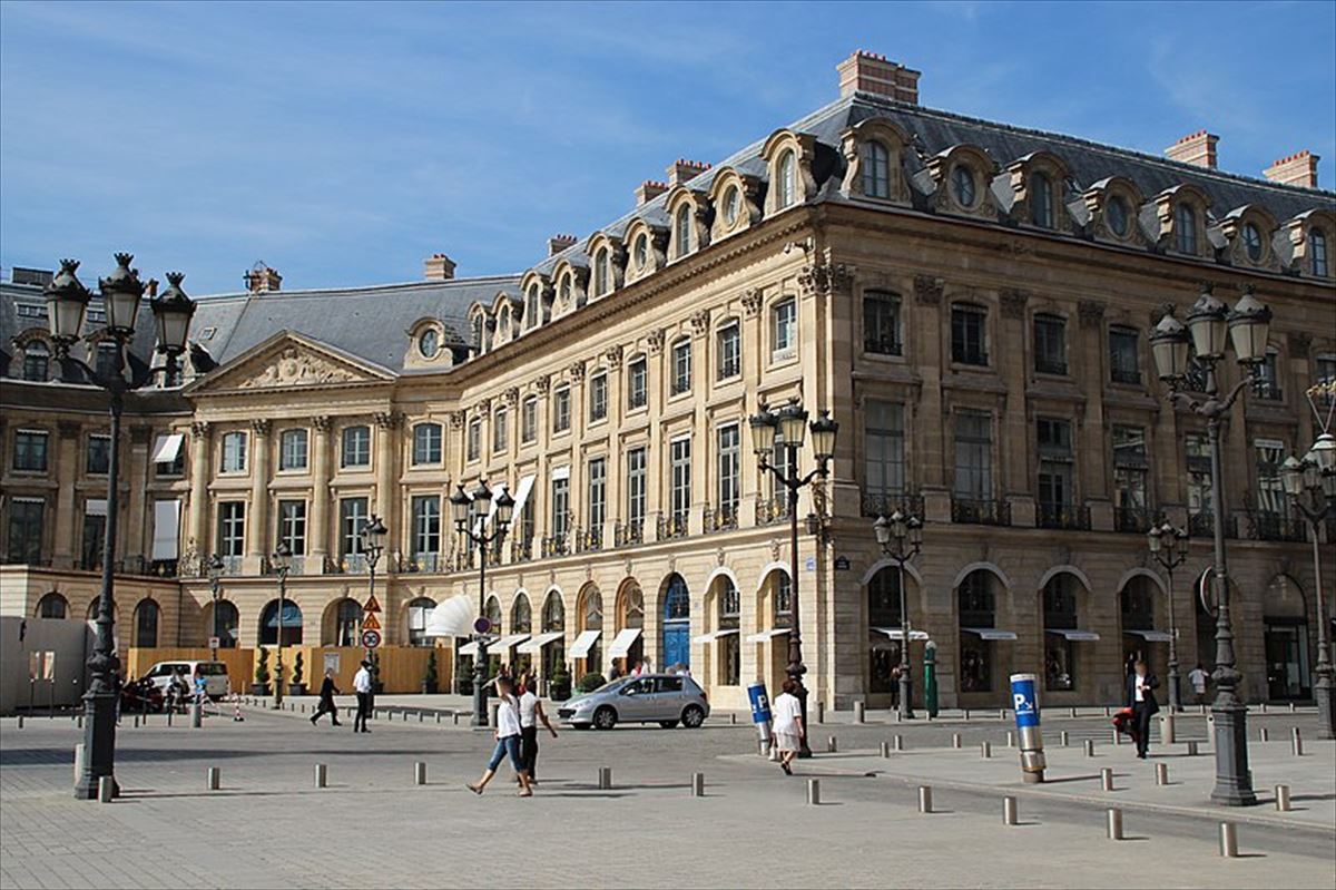 Bulgari bitxi-denda, Parisko Vendome plazan. Argazkia: Wikimedia