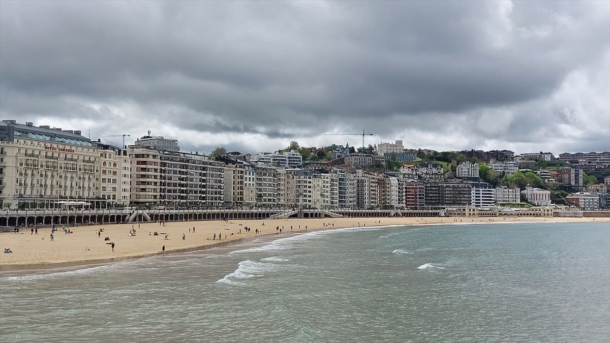 Ambiente nuboso en la playa de San Sebastián. Foto: EITB.