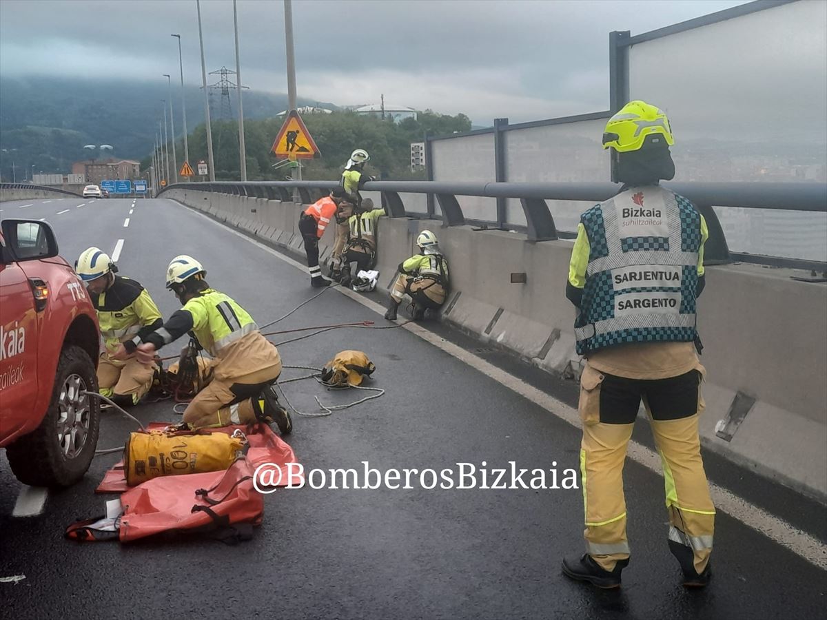 Intento de suicidio en el puente Rontegui. Foto: @BomberosBizkaia.