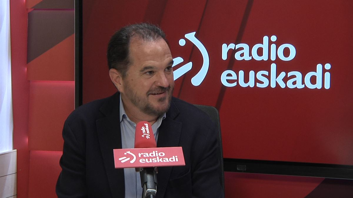 Carlos Iturgaiz, Presidente del PP del País Vasco, en Radio Euskadi. Foto: EITB Media.