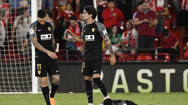 Jugadores del Elche en el partido ante el Almeria. Foto: EFE.