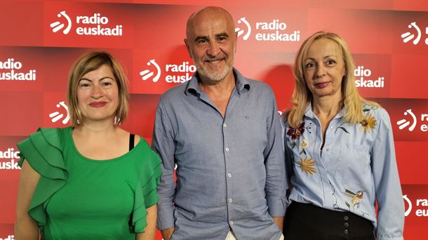 Pili, José Miguel y Auxi, en los estudios de Radio Euskadi.