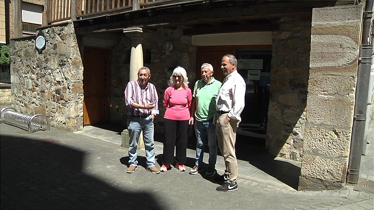 Cuatro miembros de la comisión gestora en Txapelena. 