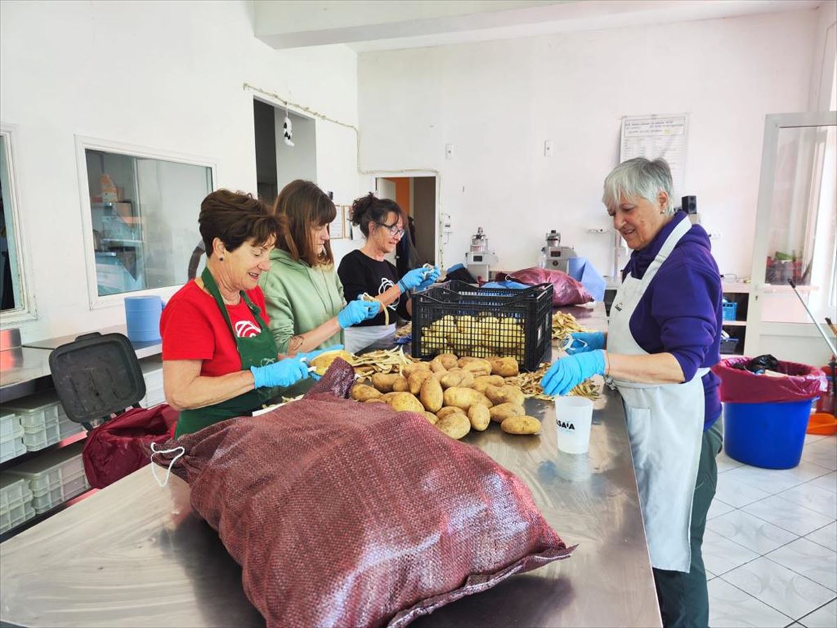 Voluntarios de Zaporeak en las labores de cocina. Foto: EITB Media