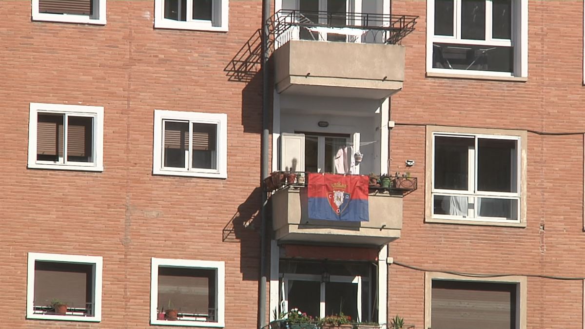 Una bandera de Osasuna en un balcón de Pamplona. Imagen obtenida de un vídeo de EITB Media