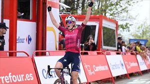 Demi Vollering demuestra poderío en la montaña y se pone líder