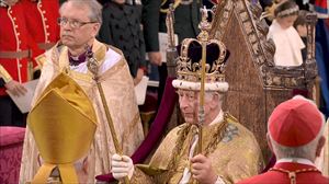 Charles III.a Ingalaterrako errege berri koroatu dute