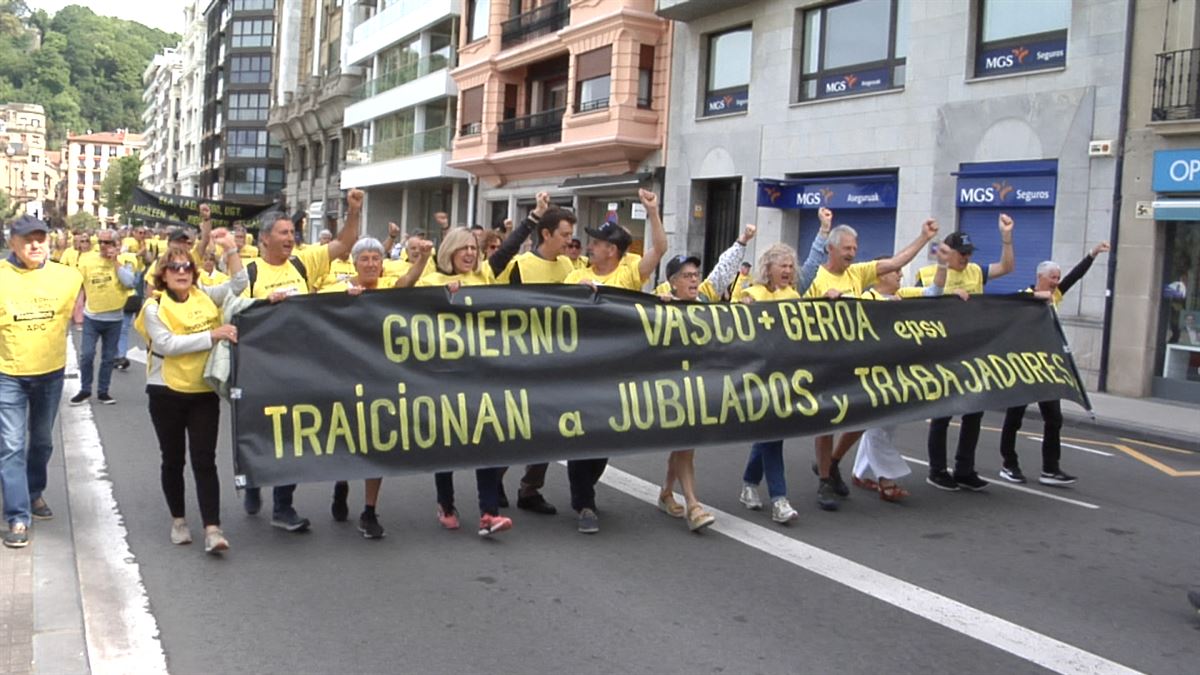 Manifestación de la plataforma de Agraviados por Geroa EPSV, hoy, en San Sebastián. EITB Media. 
