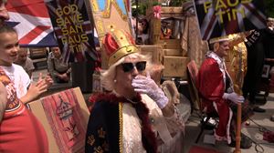 Charles III.aren koroatzearen parodia egin du Basauriko San Faustin koadrillak 