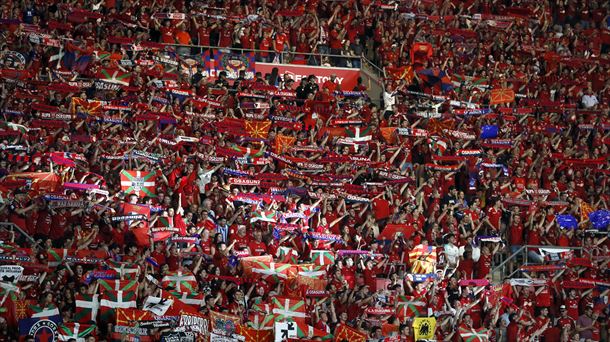 La marea roja de la afición Osasunista en la final de la Copa del Rey en "La Cartuja". 
