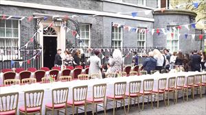 Charles III.aren koroatzea ospatzeko, bazkari handia egiten ari dira gaur milaka britainiar