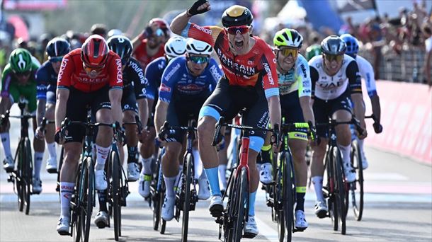 Jonathan Milan celebra su triunfo, en la segunda etapa del Giro. Foto: EFE.