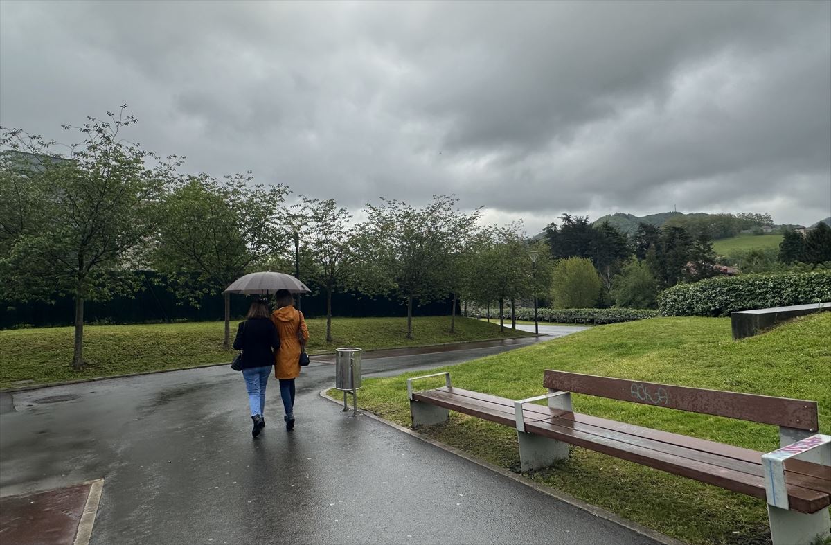 Imagen de dos personas paseando bajo el paraguas en Hondarribia. Foto: José María Vega