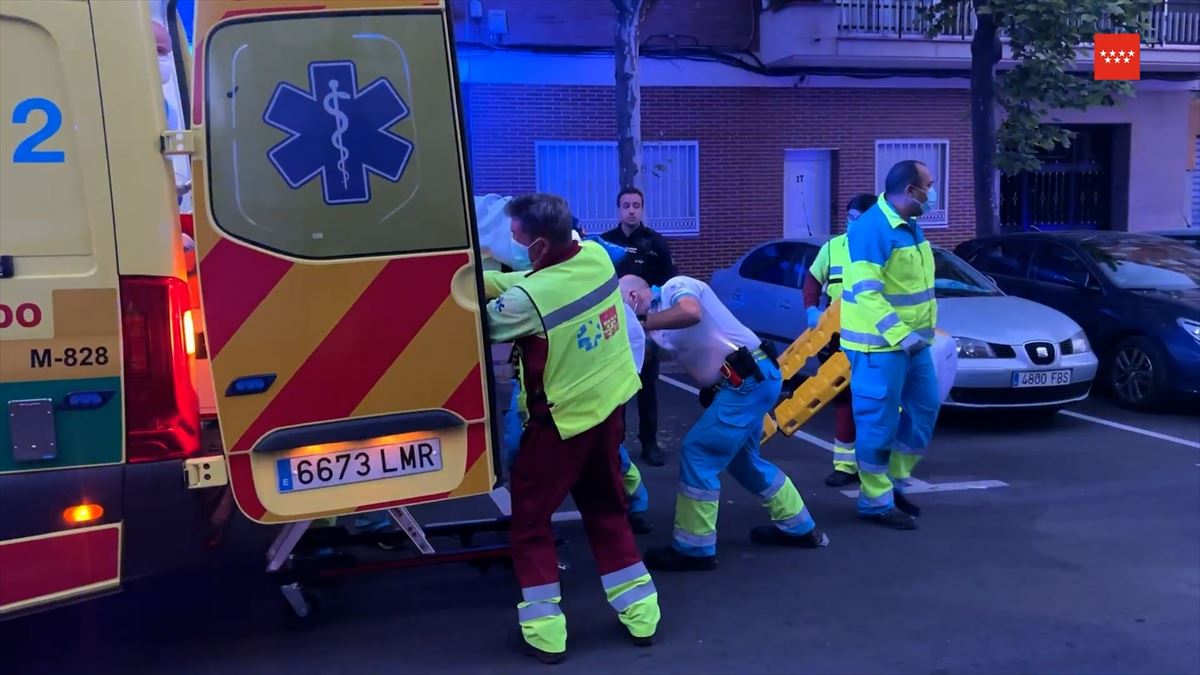 La ambulancia que ha trasladado a la víctima de la violencia machista en Móstoles. Europa Press
