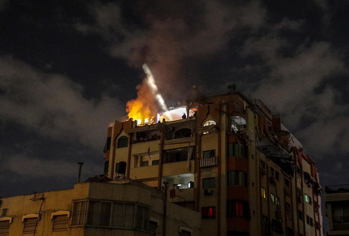 Un edificio ardiendo a causa del bombardeo