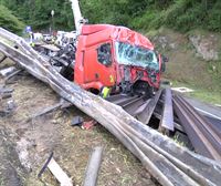 Retenciones de cinco kilómetros en la N-I en Legorreta por el accidente de un camión