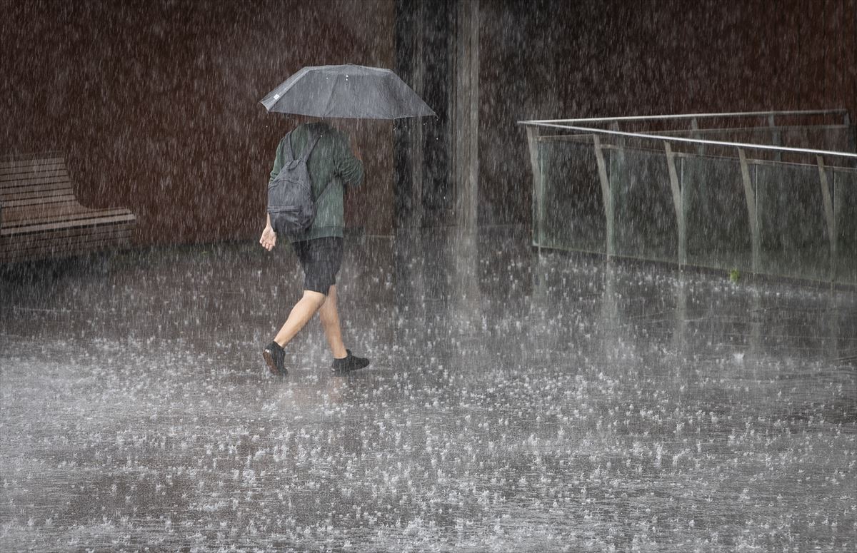 Una persona bajo la lluvia en Irun