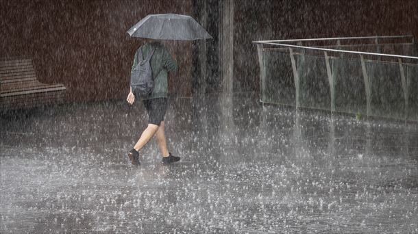 Imagen de una persona bajo la lluvia en Irun. Foto: EFE