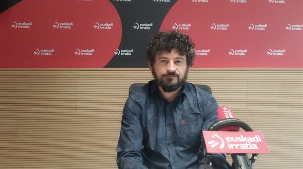 Patxiku Irisarri, EHNE sindikatuko Nafarroako idazkari nagusia Euskadi Irratiko estudioan 