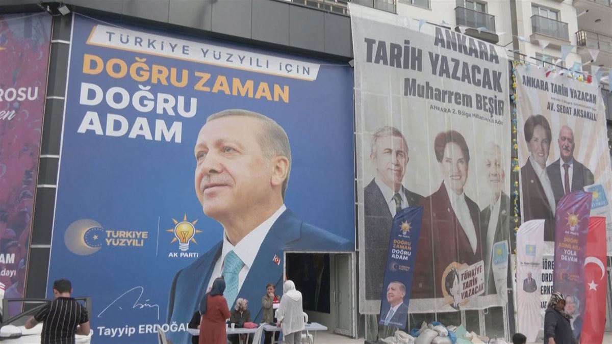 Erdoganen aldeko pankarta. EITB Mediaren bideo batetik ateratako irudia.