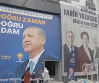 Krisi ekonomikoa eta lurrikararen kudeaketa gorabehera, Erdoganek babes irmoa mantentzen du bere gotorlekuetan