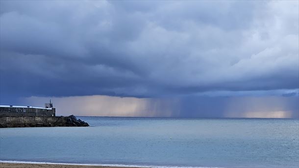 Nubes y lluvia en Ondarroa