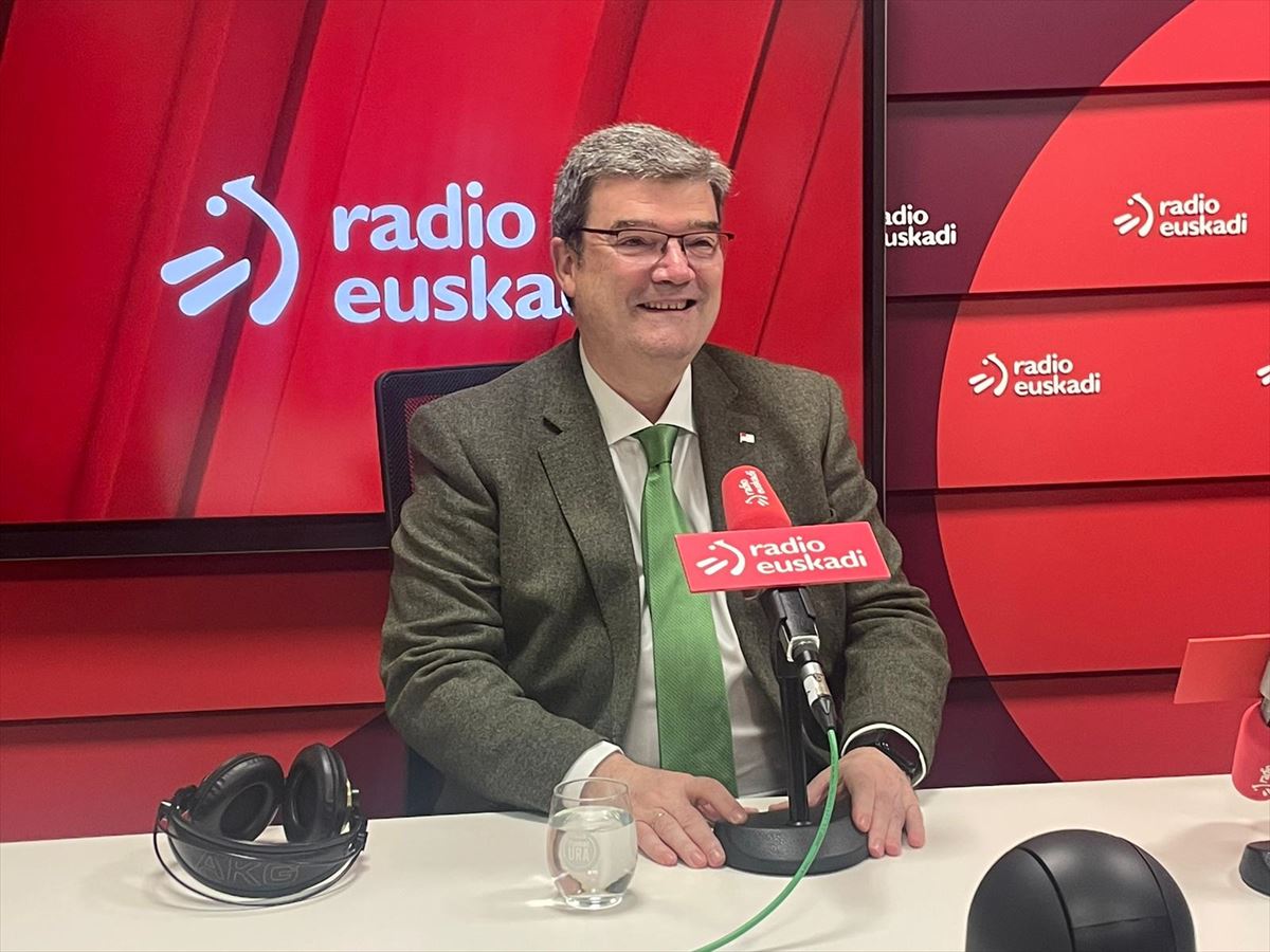 Juan Mari Aburto en Radio Euskadi. Foto de archivo: EITB MEDIA