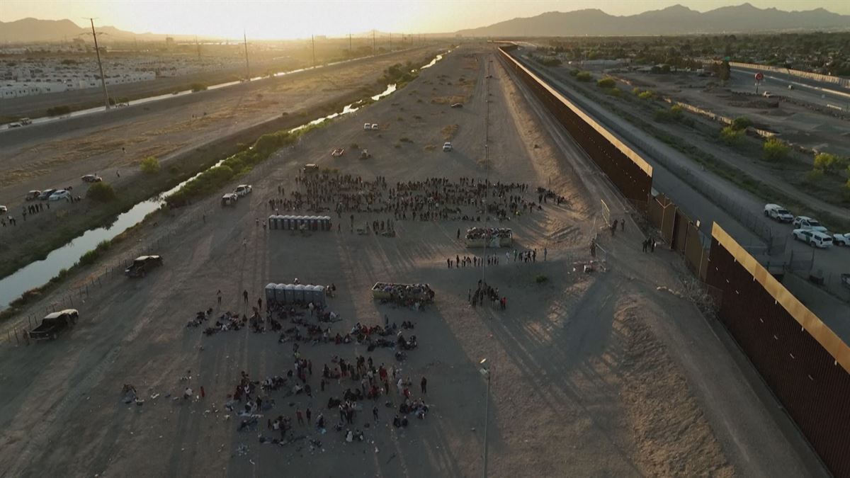 Varias migrantes peruanas esperan en Yuma (Arizona) tras pasar la frontera. 