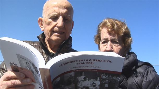 José Antonio Recondo con su libro 'La sanidad en la Guerra Civil'.