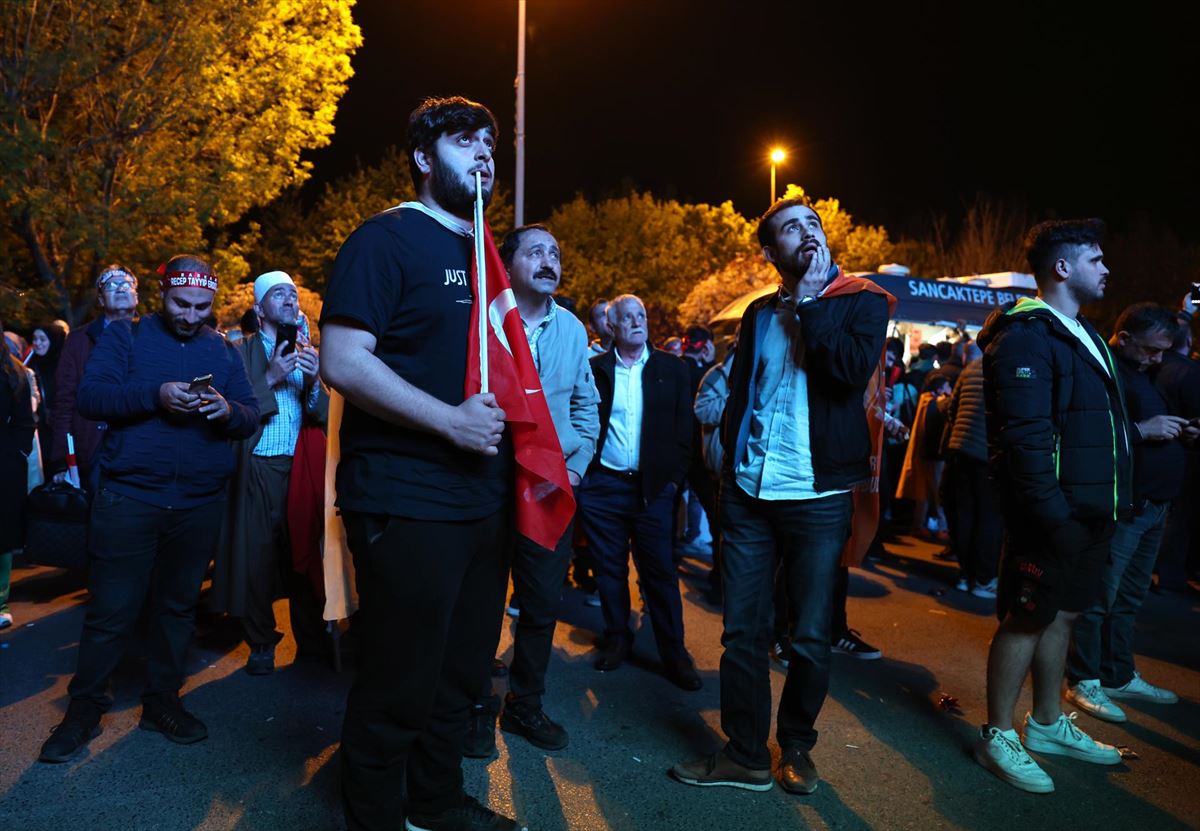 Seguidores de Erdogan, esperando los resultados, Turquía. Foto: Efe