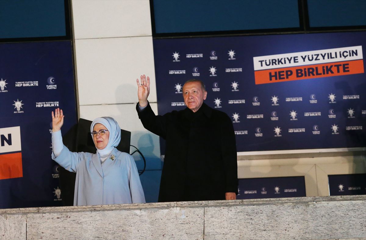 Erdoganen jarraitzaileak, emaitzen zain, Turkian. Argazkia: Efe