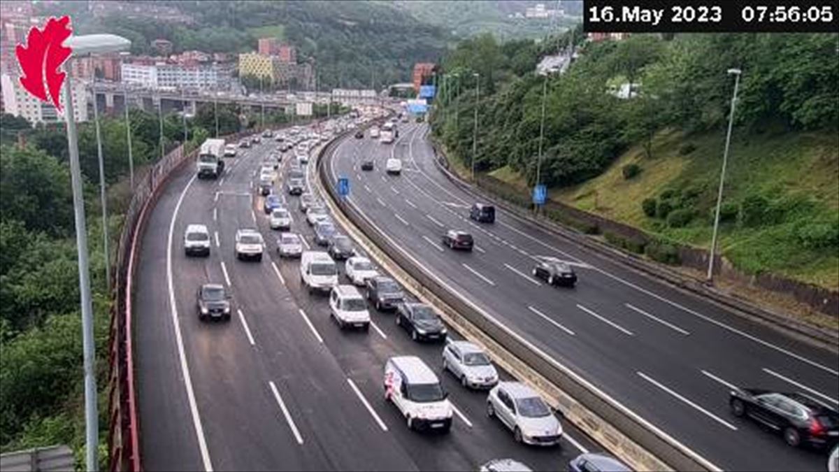 Auto ilarak A-8 errepidean, Zorrotzan. Argazkia: Trafiko