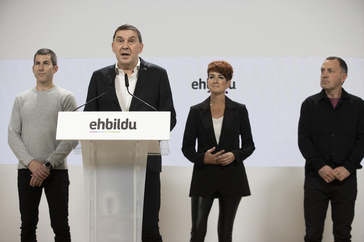 EH Bildu "aplaude" la renuncia de los candidatos. Foto: EFE.