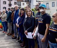 Multitudinaria manifestación en repulsa por la agresión homófoba sufrida por una pareja en Villabona