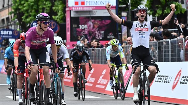 Pascal Ackermann celebra su triunfo, en la undécima etapa del Giro. Foto: EFE.