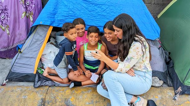 Arantxi Padilla junto a un grupo de niños en Ciudad Juárez
