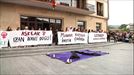 Cientos de personas se concentran en contra del asesinato machista en Orio