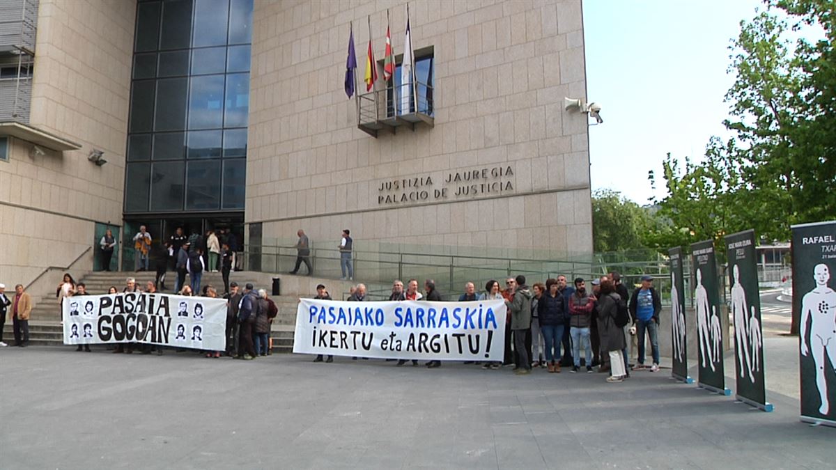 Familiares y amigos de las víctimas, en la anterior concentración frente a los tribunales. Foto: EFE