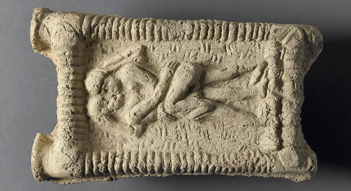 Bikote bat sexua praktikatzen eta musukatzen erakusten duen eredu babilonikoa. Museo Britainiarra