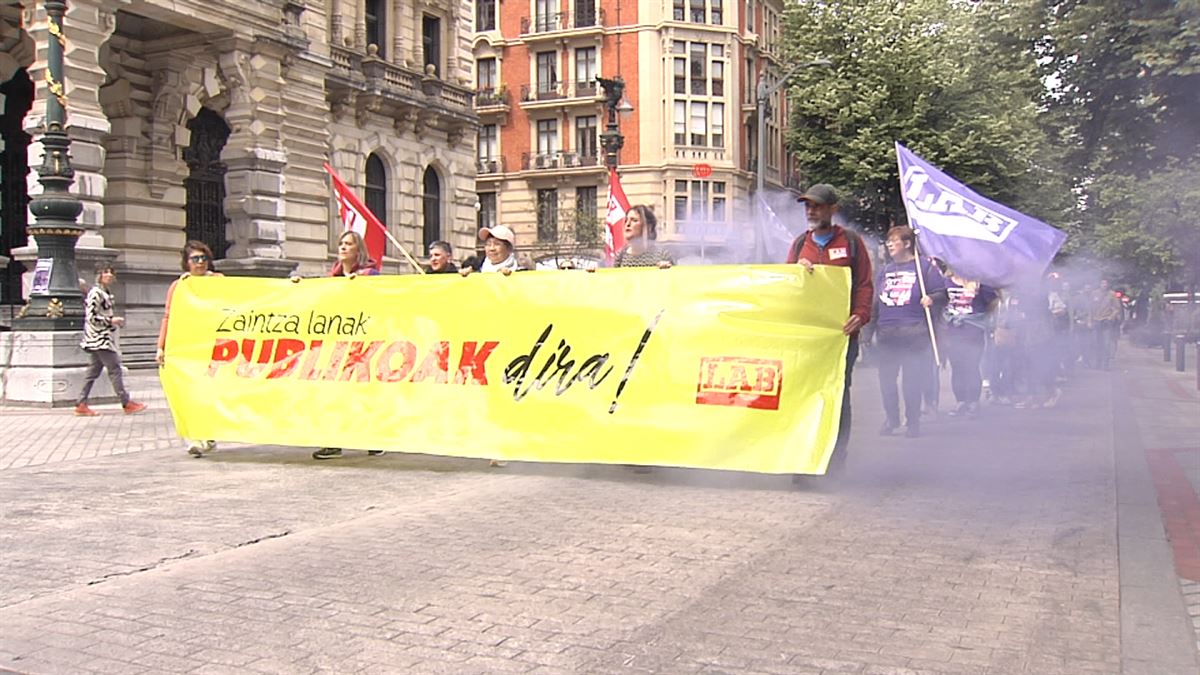 Protesta en Bilbao, bajo el lema 'Los trabajos de cuidados son trabajos públicos'. Foto: LAB
