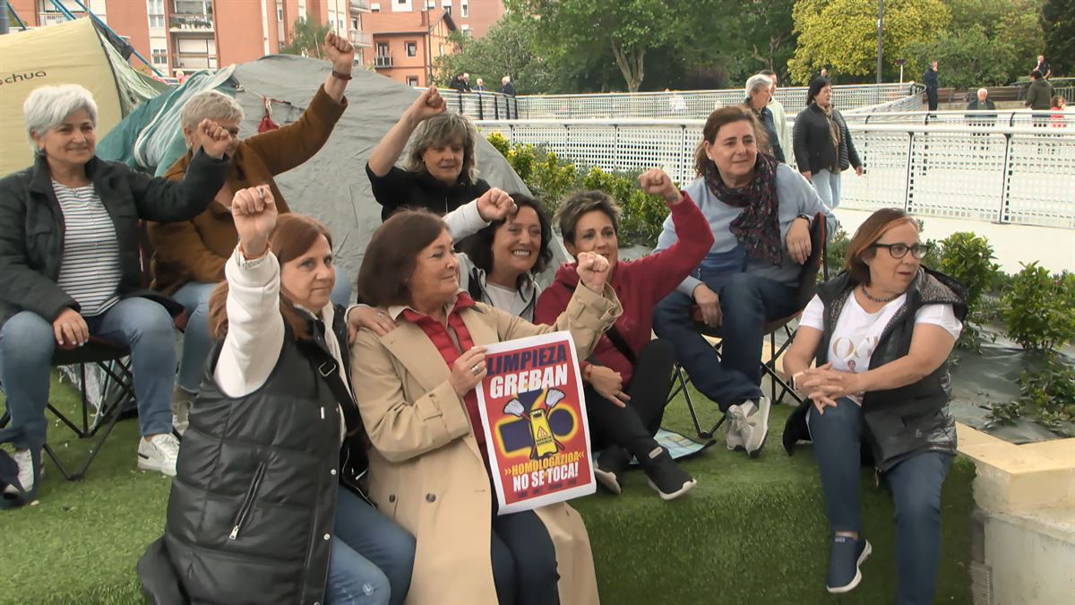 Protesta de las trabajadoras ante el Hospital de Cruces. Foto: EFE
